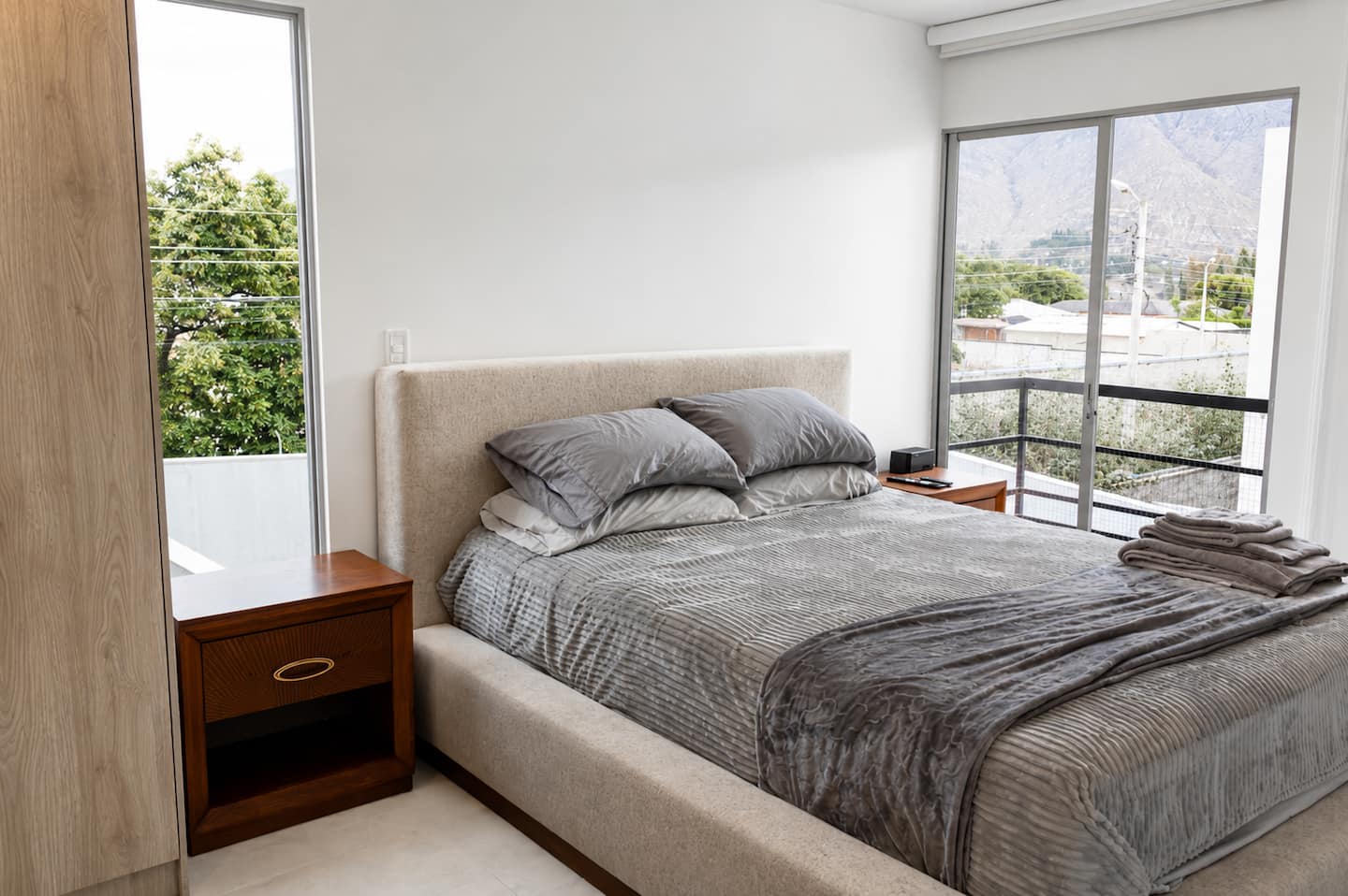 Dormitorio principal y vista a la montaña