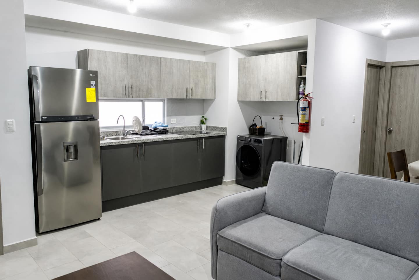Vista integrada de sala y cocina de un alojamiento